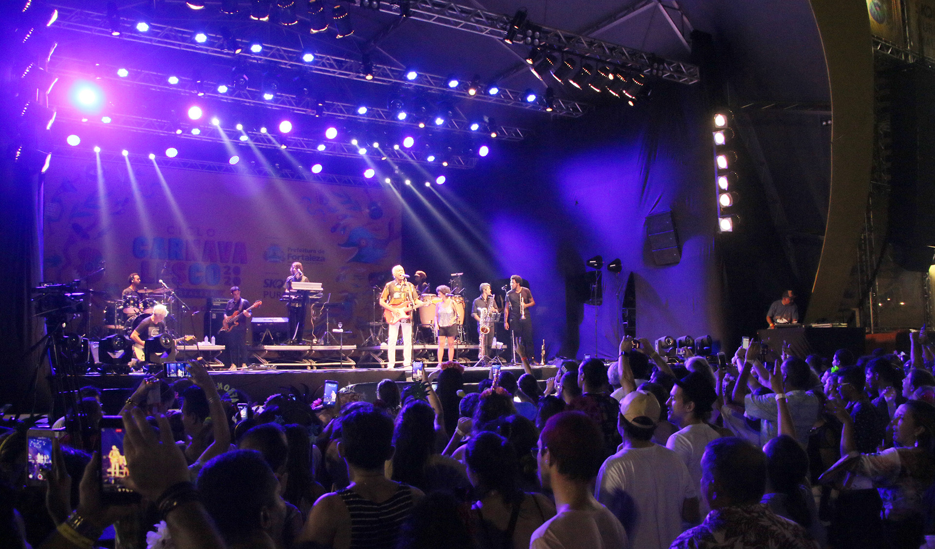 palco do aterrinho com o cantor gilberto gil e banda